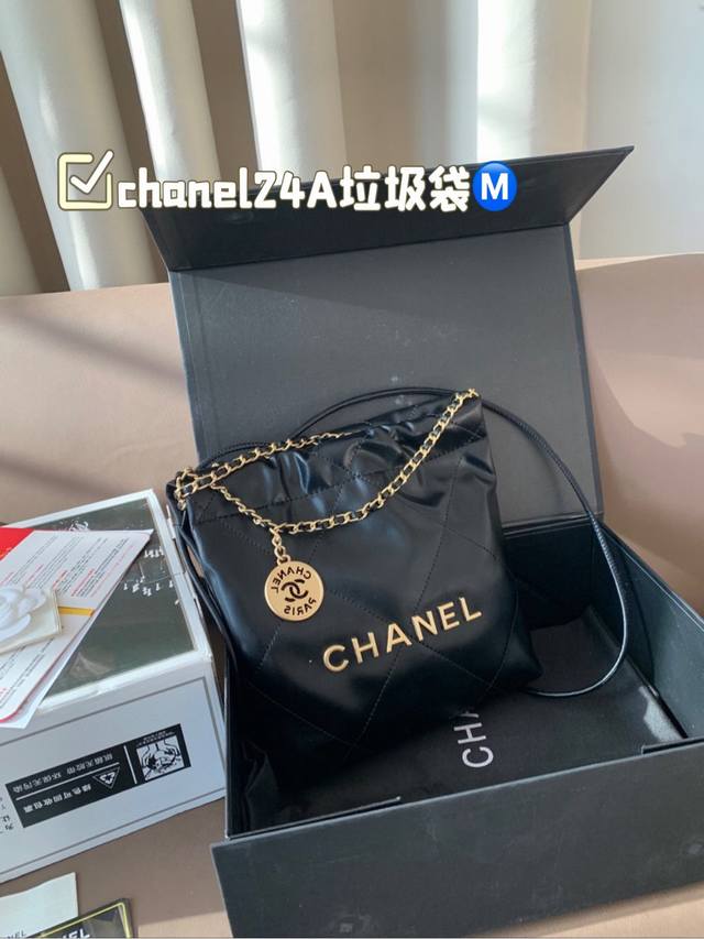 本季最期待的款之一“chanel24A手工坊J每年的手工坊系列可以说是香家最精致的一季最能体现香奈儿独特工艺的一季垃圾袋 在这只22bag看到了 看似繁琐但又觉