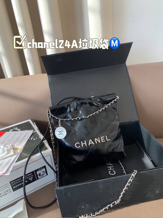 本季最期待的款之一“chanel24A手工坊J每年的手工坊系列可以说是香家最精致的一季最能体现香奈儿独特工艺的一季垃圾袋 在这只22bag看到了 看似繁琐但又觉