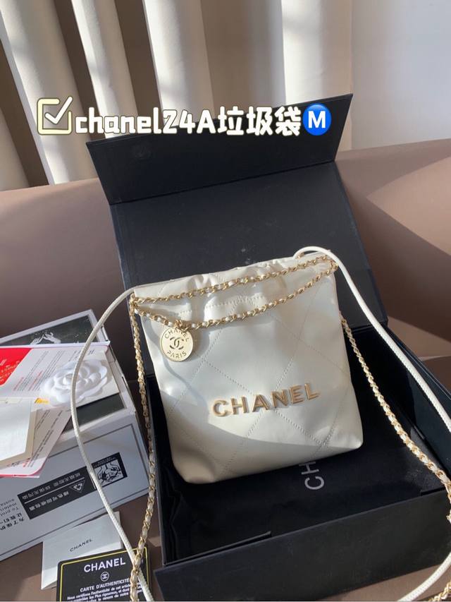 本季最期待的款之一“chanel24A手工坊J每年的手工坊系列可以说是香家最精致的一季最能体现香奈儿独特工艺的一季垃圾袋 在这只22bag看到了 看似繁琐但又觉