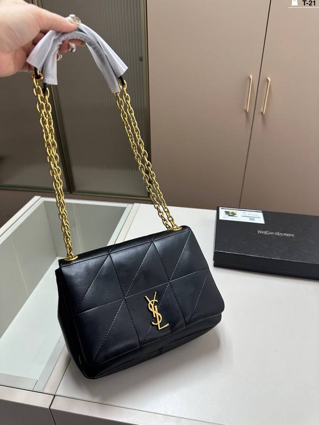 圣罗兰YSL Jamie 链条包 这款手感柔软细腻～可调节肩带，整体看上去简约大气，虽然小小包身但也能具备日常出行的需求，设计可爱有文艺。 T-21尺寸24×1