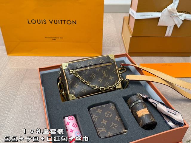 礼盒套装 包包卡包口红包丝巾 LV 软箱子秀款mini soft Trunk，Mallle Mini Soft的点特是其Monogram图与案链条之的间对比 这