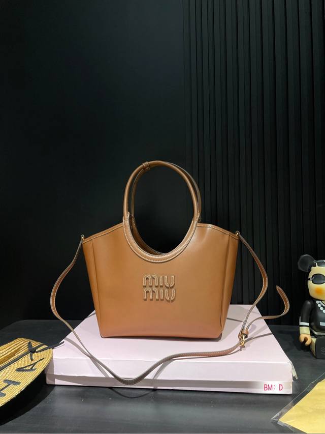 miumiu限定款托特包 简单又好看 miumiu而且超级实用， #miumiu新款包包 尺寸：27*23