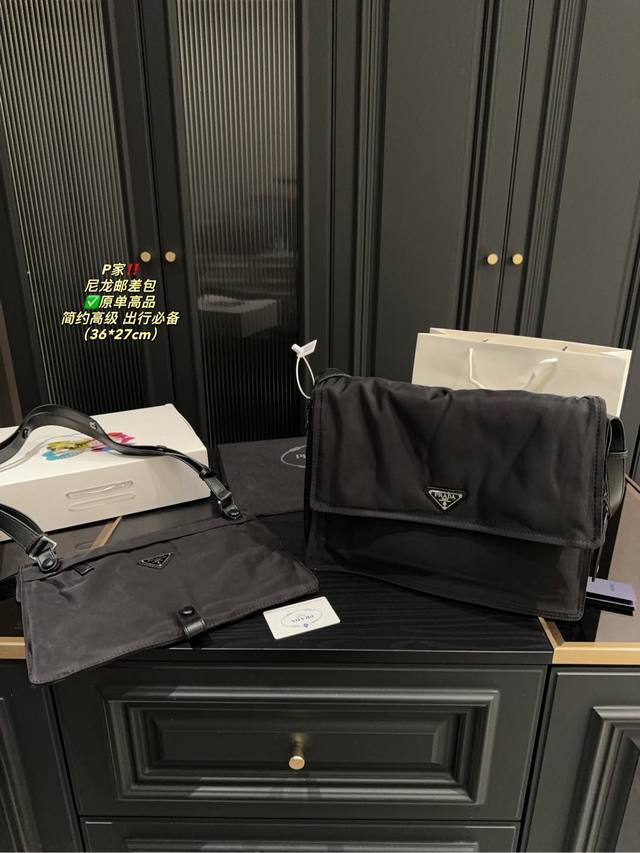 原单高品 配折叠盒尺寸36.27 普拉达 尼龙邮差包 PRADA 极具代表性的尼龙三角标元素 简单的最新三角标装饰，而且不压缩空间 超能装同时肩带还挂着小挂饰小