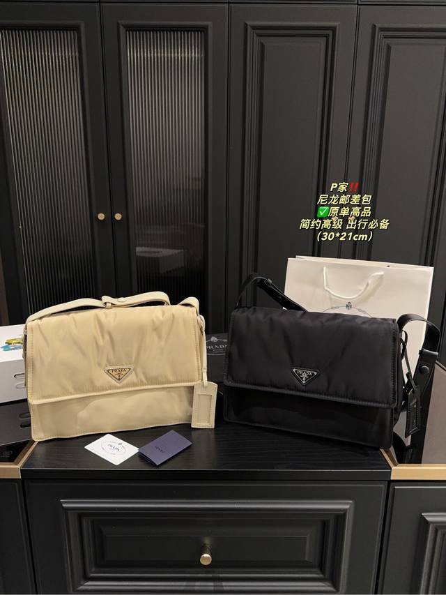 原单高品 配折叠盒尺寸30.21 普拉达 尼龙邮差包 PRADA 极具代表性的尼龙三角标元素 简单的最新三角标装饰，而且不压缩空间 超能装同时肩带还挂着小挂饰小