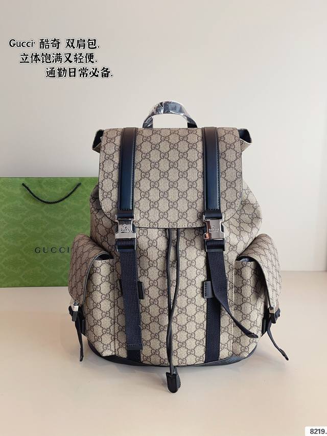 GUCCI古驰 GG经典retro 新款 双肩包 同款包酷奇 美到无法无天的款式 今年简直引领时尚最in元素 上身超级好看 尺寸：34*12*43.cm