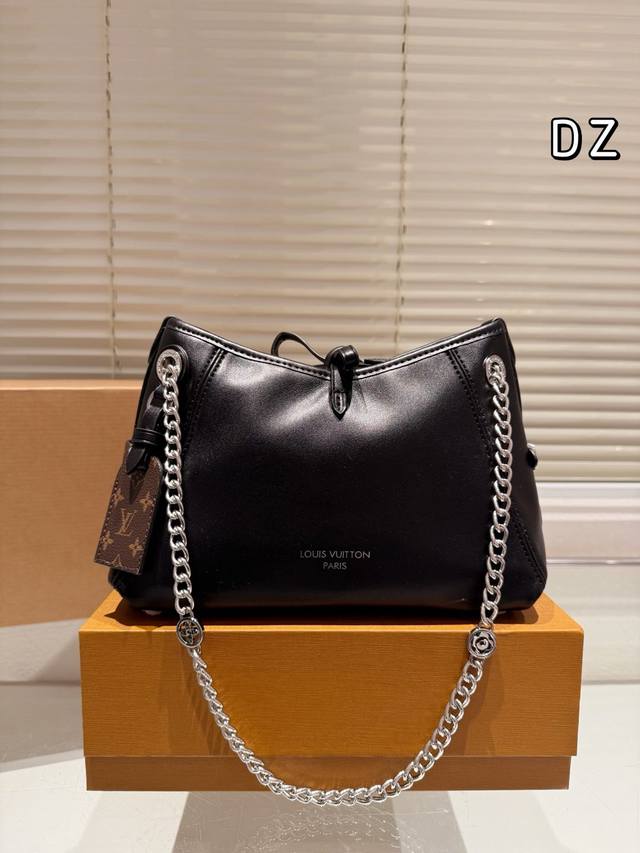 配盒 size：25*18cm carryall bb来袭 新款链条拼接肩带 Lv 最强者CarryAll， 可爱休闲都ok哈 carryall是真的强！ 性价