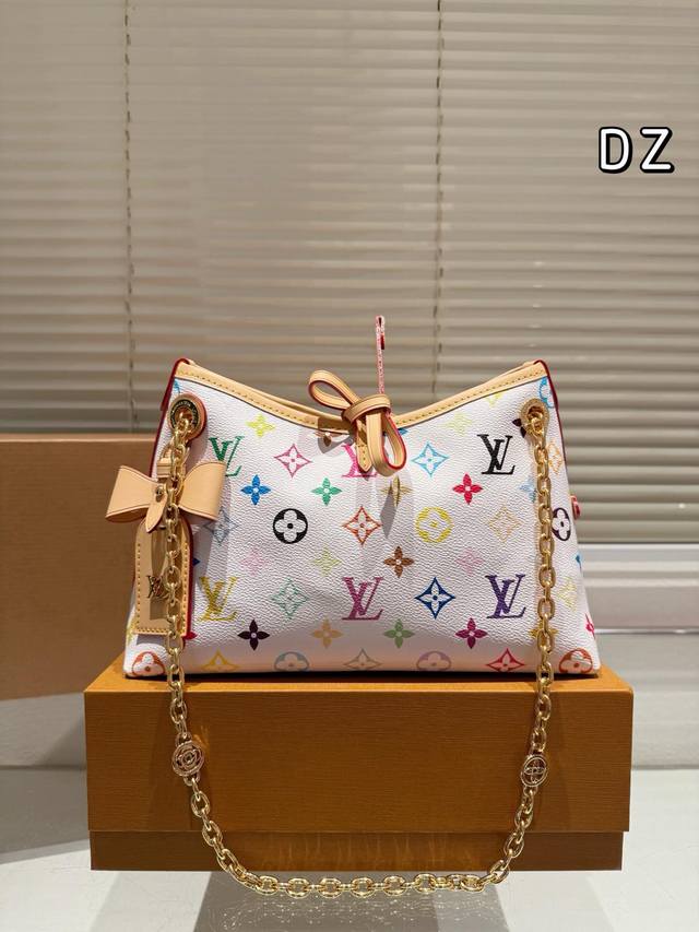 配盒 size：25*18cm carryall bb来袭 新款链条拼接肩带 Lv 最强者CarryAll， 可爱休闲都ok哈 carryall是真的强！ 性价