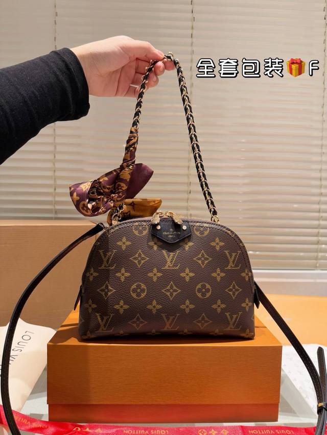 配盒 新品 size： 22 16cm Lv 双子贝壳包 内敛！深沉！有味道！ 这款百搭的新品！ 依然很受现代的青睐！