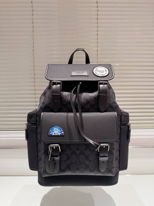 COACH 印花双肩包 SPrint BackPack 多功能槽能放置小物品 翻盖搭扣与抽绳结合 正面能放置最大号的手机 可容纳市面上最大的笔记本电脑 帅气时髦