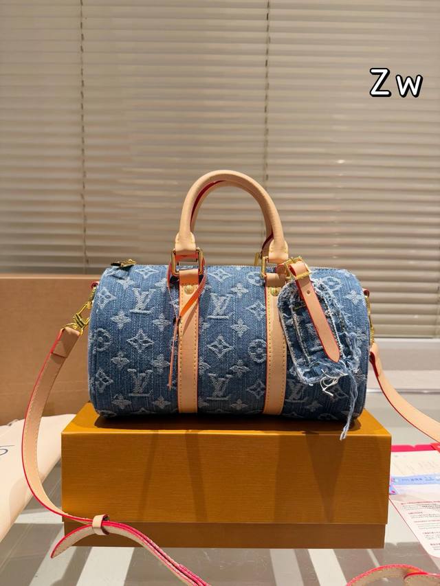 新牛仔 LV SPeedy 25cm 枕头包 LV 新款系列 枕头包 手袋,全网首发 LV SPeedy nano 枕头包这款Retiro 手袋以标志性 经典永