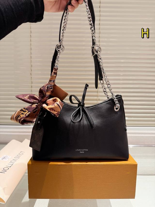 配盒 size：25*18cm carryall bb来袭 新款链条拼接肩带 Lv 最强者CarryAll， 可爱休闲都ok哈 carryall是真的强！ 性价