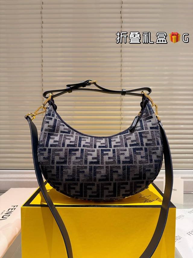 配盒 size：28 15cm fendi 每个角度都敲好看的 新款腋下包 包底的设计简直太爱啦！ 360度无死角！！ 怎么背都美貌时髦