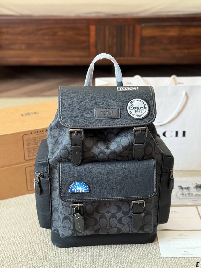 牛皮版本 COACH 印花双肩包 SPrint BackPack 多功能槽能放置小物品 翻盖搭扣与抽绳结合 正面能放置最大号的手机 可容纳市面上最大的笔记本电脑