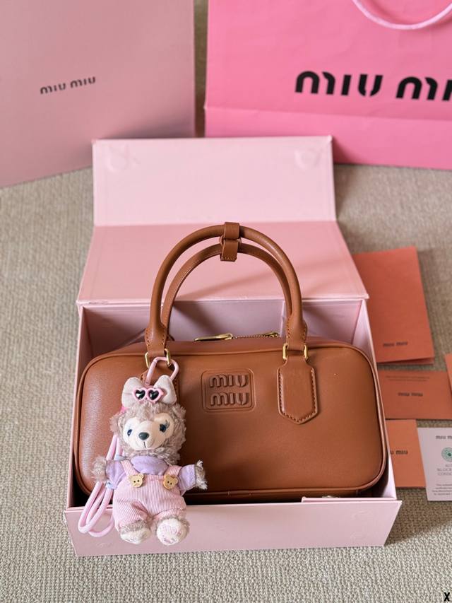 配挂件 大号 miumiu限定款相机包 简单又好看 miumiu而且超级实用， #miumiu新款包包 尺寸大号28 14cm