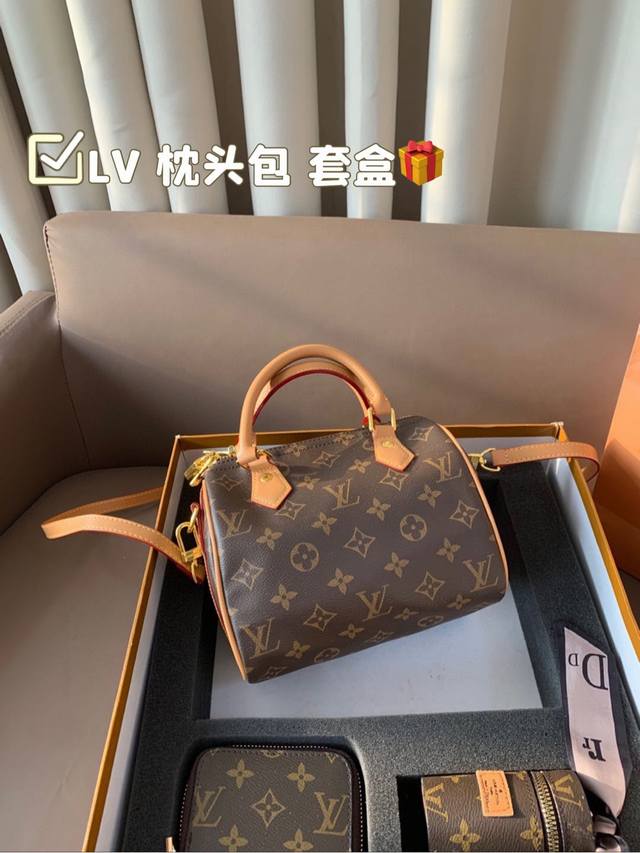 尺寸20*15 三件套 配盒 Lv 枕头包 搭配中尽显时尚靓丽迷人气质，但是携带轻盈，轻轻松松搭一款NANO SPEEDY出门，它不仅适合休闲打扮，同样适合运动