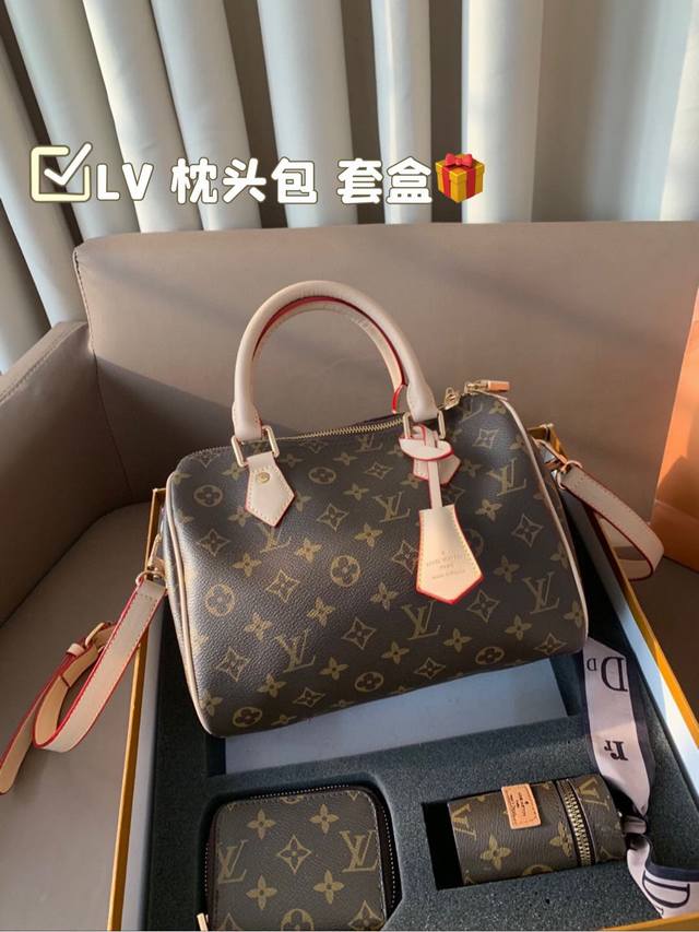 尺寸25*19 三件套 配盒 Lv 枕头包 搭配中尽显时尚靓丽迷人气质，但是携带轻盈，轻轻松松搭一款NANO SPEEDY出门，它不仅适合休闲打扮，同样适合运动