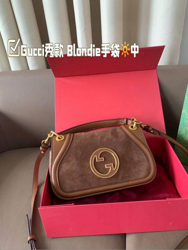 中号 配折叠盒子 酷奇秀款 Blondie来袭怀旧与现代时尚 20世纪70年代初，Gucci品牌创造了一个新的圆形迭代版本的1ogo-InterlockingG