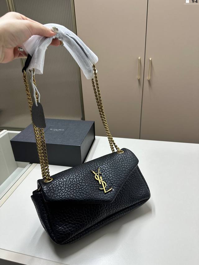 YSL CalyPso链条包 绵密的手感，轻便的包包 很有质感 可盐可甜 Y-4尺寸26×12折叠盒