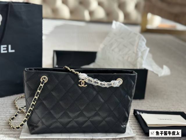 Chanel香奈儿25C一万多的迷你小tote上身图 Chanel 25C-万多的小包还是很实用的，比以往同价位 的包包容量大一些，今天上市的新款mini to