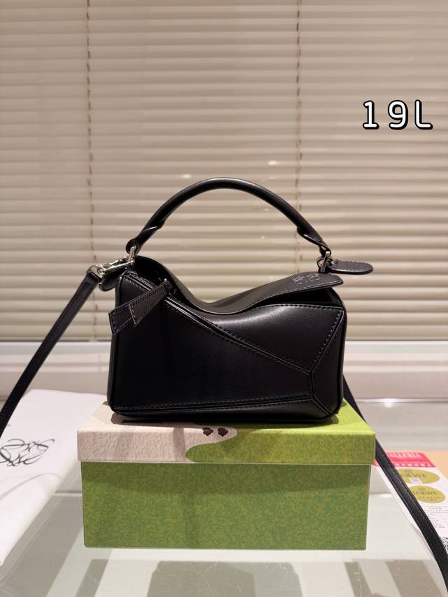 配礼盒包装 罗家 loewe 从此多一只 bag 罗家几何包家族的包粉们肯定都乐开了花，经典几何包又要凭借迷你包大肆吸粉啦！这次我们来种草这款包 看看是否值得g