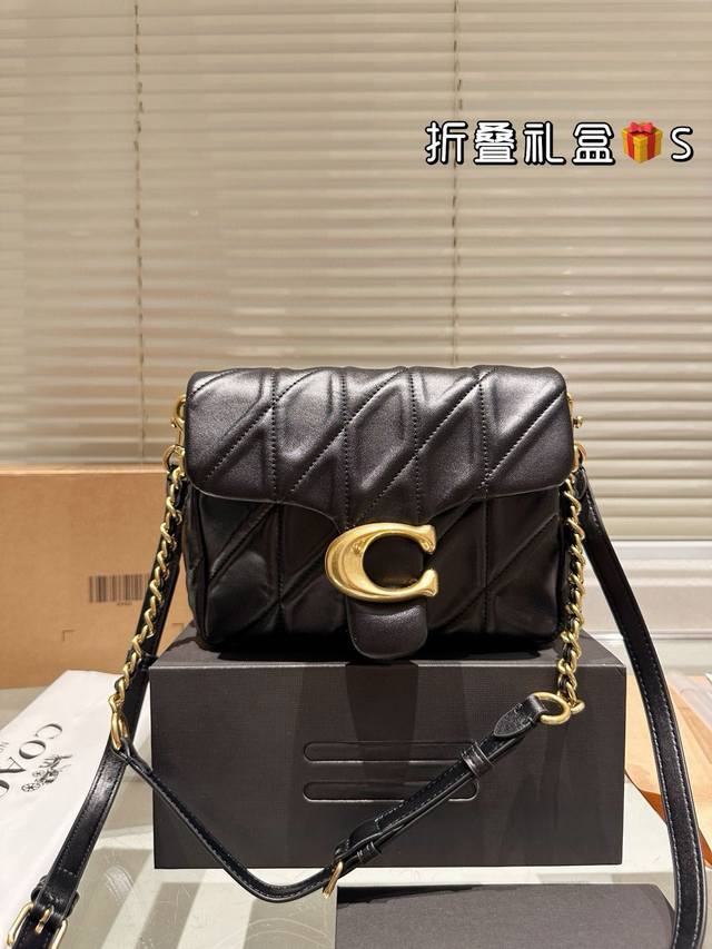 小羊皮 全套包装 Coach的Square Tabby 蔻驰是一款备受瞩目的时 它在设计上展现出简约而不失优雅的风格。方正的轮廓线条流畅，彰显出规整与大气。包身