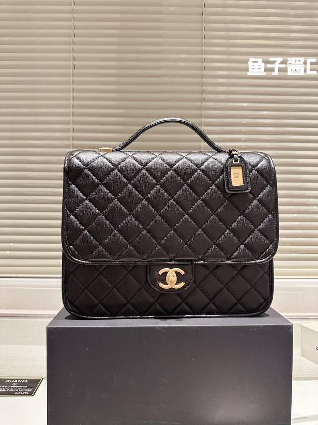 吹爆这个太好看额 爱死这个包了Chanel22k 双肩背包 Chanel22k双肩背！帅炸！等了很久 没白等 是真的好看！尺寸31 26cm 礼盒包装