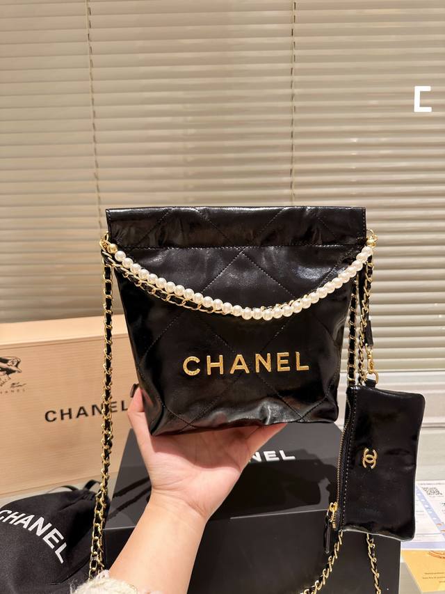 飞机盒折叠礼盒 chanel ss迷你垃圾袋#大爆款预测 天呐chanel mini垃圾袋也太美了叭颐 还多了一串珍珠 预测下一个大爆款翻 好想拥有 #香奈儿垃