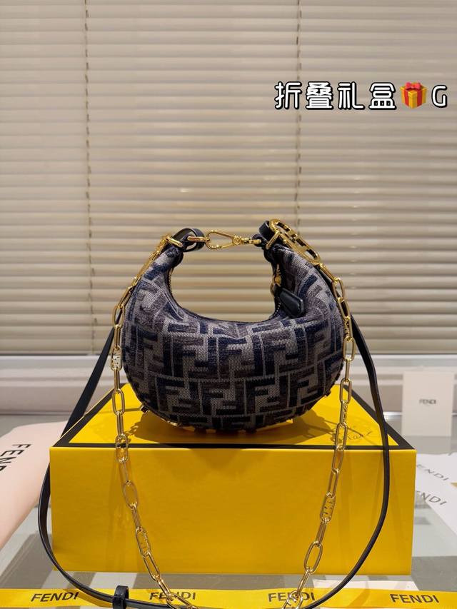 fendi 丹宁刺绣 确认过眼神，这个气质包包拿捏住 设计非常气质简约回 我感觉确实是深色更加有气质女性韵味 包包上叠加了印花 在底下还有品牌logo的金属设计