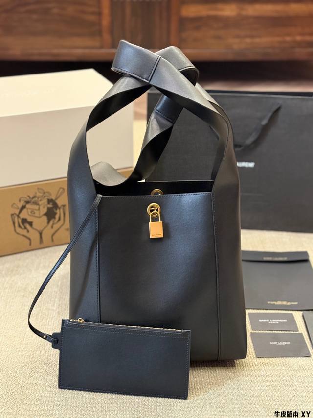 牛皮版本 Shoulder Bag_腋下包 今年大火的中古款腋下包 一直很受欢迎 全皮细腻光滑包 型设计又很简单又高级 容量足够用 轻便能装 又不过时真是太完美