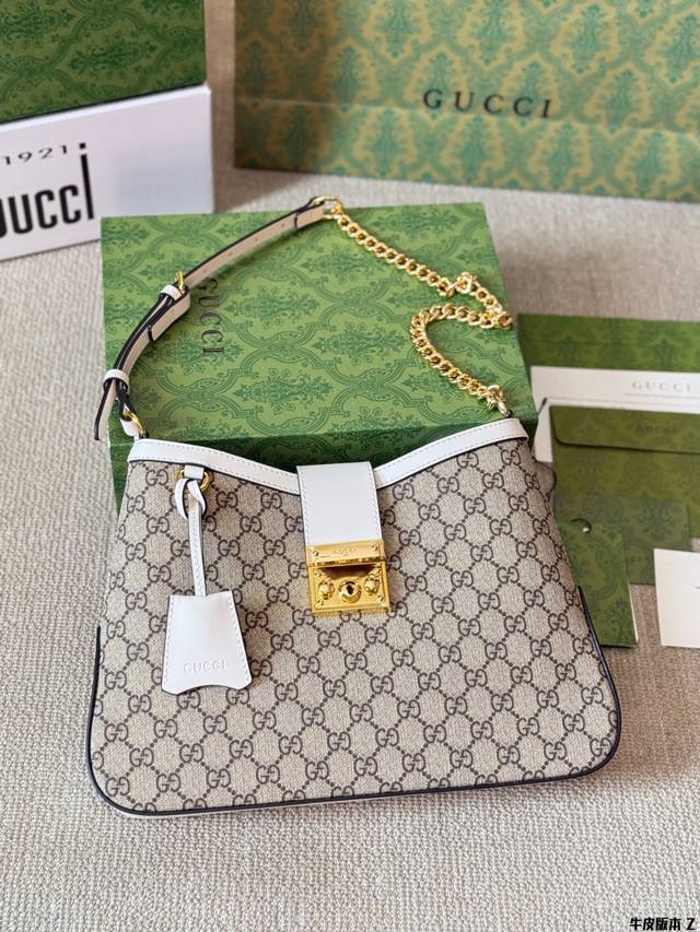 牛皮版本 Gucci Padlock Hobo 系列背包 这款肩背包采用GG SuPreme 帆布制作，亮眼缀饰挂锁 式锁扣，致意品牌由行李箱工作室发展至今的悠