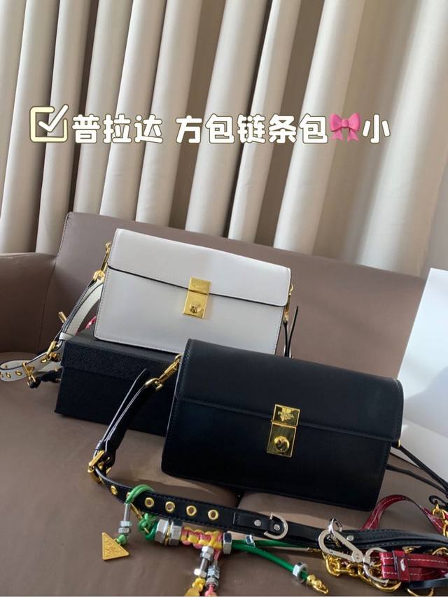 小号 配盒子 普拉达 方包链条包 PRADA 一款设计简约、质感高级的手提包是老钱风的常备单品。更能体现出低调的奢华。 尺寸：24*15