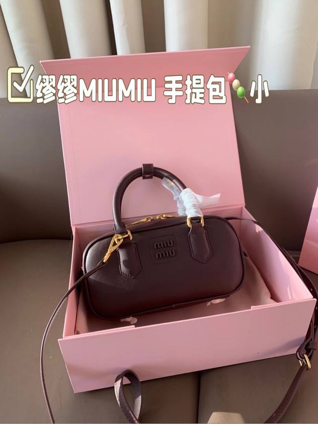 缪缪保龄球 缪缪MIUMIU 手提包 轻轻松松高级感 包包手感巨好容量也很不赖 简单却又不失华丽 尺寸：小号23*12