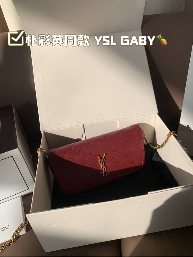 牛皮版本 YSL gaby 轻松演绎复古优雅感～～ 朴彩英同款 YSL GABY Rose女士的审美真的没得说～到底是谁这么精致！！！ 细腻羊皮打造绝佳丝滑触感