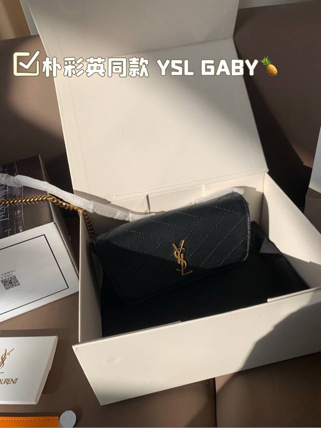 牛皮版本 YSL gaby 轻松演绎复古优雅感～～ 朴彩英同款 YSL GABY Rose女士的审美真的没得说～到底是谁这么精致！！！ 细腻羊皮打造绝佳丝滑触感