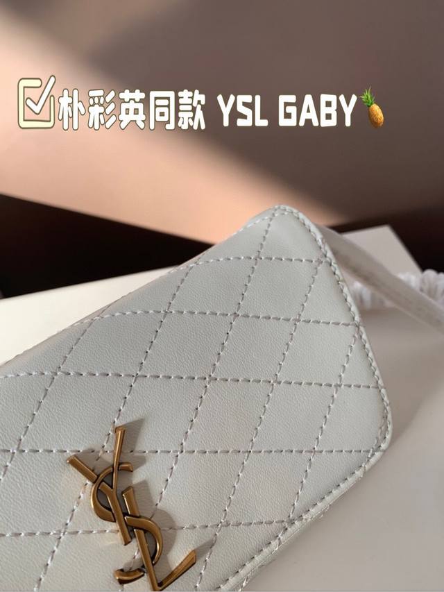 牛皮版本 YSL gaby 轻松演绎复古优雅感～～ 朴彩英同款 YSL GABY Rose女士的审美真的没得说～到底是谁这么精致！！！ 细腻羊皮打造绝佳丝滑触感