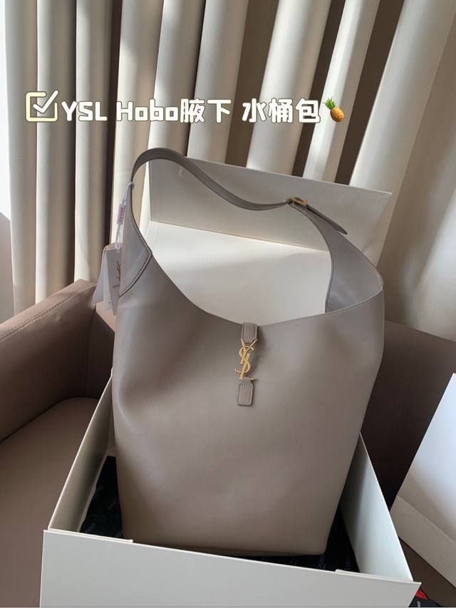 牛皮版本 YSL Hobo腋下 水桶包 ysI家当之无愧的入门经典款 超级耐燥这个皮质真的是我最爱的皮质之一不怕刮牛皮的纹理也有质感 相比金链我更喜欢链非常耐看