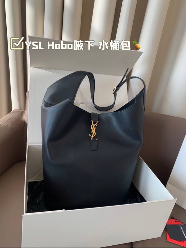 牛皮版本 YSL Hobo腋下 水桶包 ysI家当之无愧的入门经典款 超级耐燥这个皮质真的是我最爱的皮质之一不怕刮牛皮的纹理也有质感 相比金链我更喜欢链非常耐看