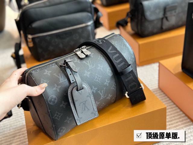 顶级复刻版 Lv X Nigo KeePall xs 21 枕头包 手袋是一款理想的都市手袋。 标志性的造型与经典的 Monogram 帆布，加之多种携带方式和