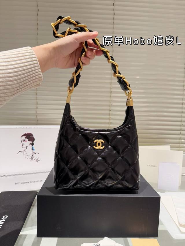 原版皮 Chanel 24AIT Bag预警 Hobo 系列黑马 姐妹们，今天我要给大家分享-款超级好看的包包一 Chanel 24A Hobo系列黑马油蜡包