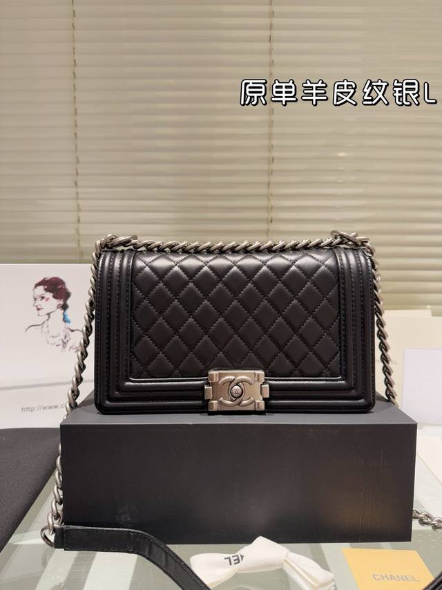 全套包装 原单羊皮 Chanel leboy经典辣妈包上新 这个太美啦简直原版18k鎏金 真是美呆啦独家首发.小香肩背斜挎款.原版品质.整体效果超级赞.明星同款