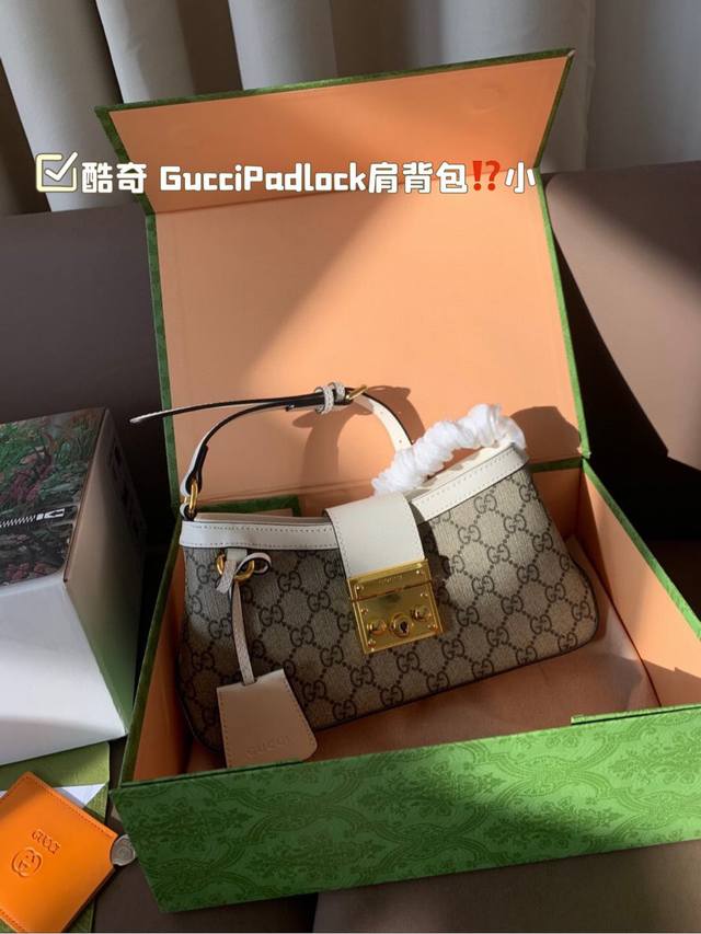 小号 牛皮版本 Padlock系列小号肩背包 G家这款小号肩背包以品牌手工行李箱工作室起源为灵 感来源，采用黑色和乌木色GG SuPreme帆布打造，亮眼呈现挂