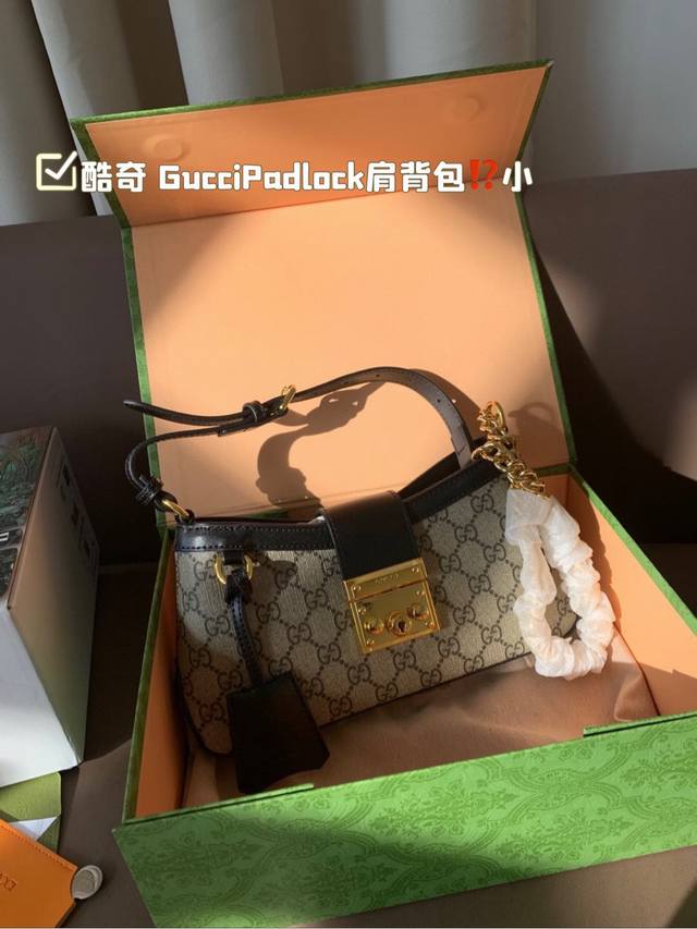 小号 牛皮版本 Padlock系列小号肩背包 G家这款小号肩背包以品牌手工行李箱工作室起源为灵 感来源，采用黑色和乌木色GG SuPreme帆布打造，亮眼呈现挂