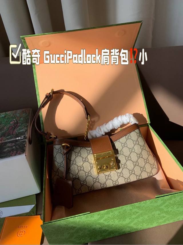 小号 牛皮版本 Padlock系列小号肩背包 G家这款小号肩背包以品牌手工行李箱工作室起源为灵 感来源，采用黑色和乌木色GG SuPreme帆布打造，亮眼呈现挂