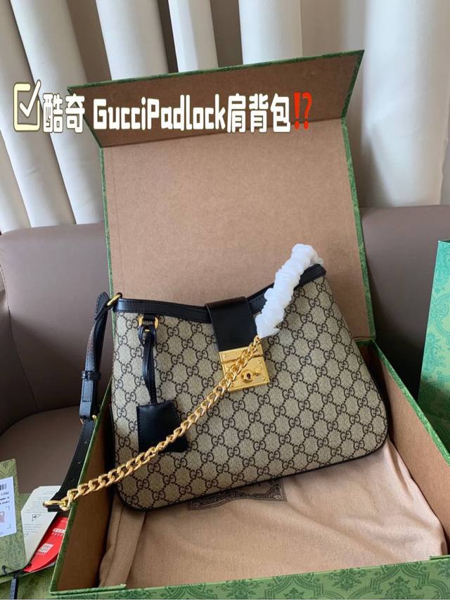 大号 牛皮版本 Padlock系列小号肩背包 G家这款小号肩背包以品牌手工行李箱工作室起源为灵 感来源，采用黑色和乌木色GG SuPreme帆布打造，亮眼呈现挂