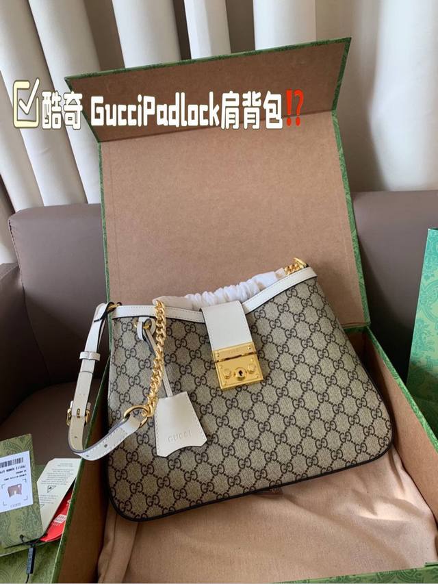 大号 牛皮版本 Padlock系列小号肩背包 G家这款小号肩背包以品牌手工行李箱工作室起源为灵 感来源，采用黑色和乌木色GG SuPreme帆布打造，亮眼呈现挂