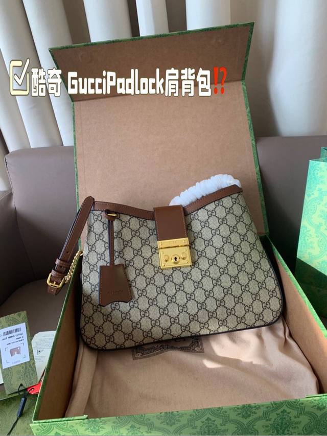 大号 牛皮版本 Padlock系列小号肩背包 G家这款小号肩背包以品牌手工行李箱工作室起源为灵 感来源，采用黑色和乌木色GG SuPreme帆布打造，亮眼呈现挂