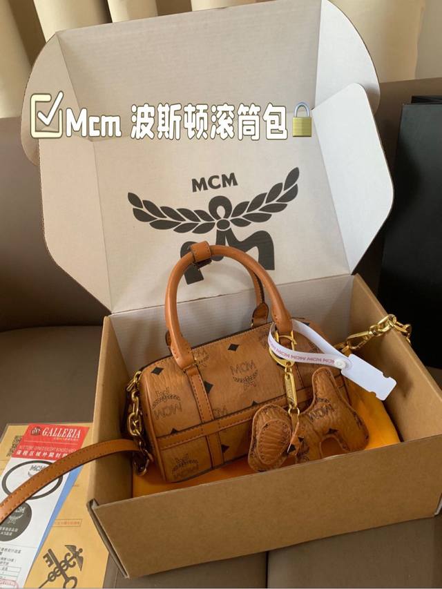 Mcm 波斯顿滚筒包各路明星大咖都在背 追随的潮流旅游季必备款 时尚达人出街行头这款多火我不废话了哈出货 做工超精致版型超好看出街稳赚回头率 尺寸:18*10