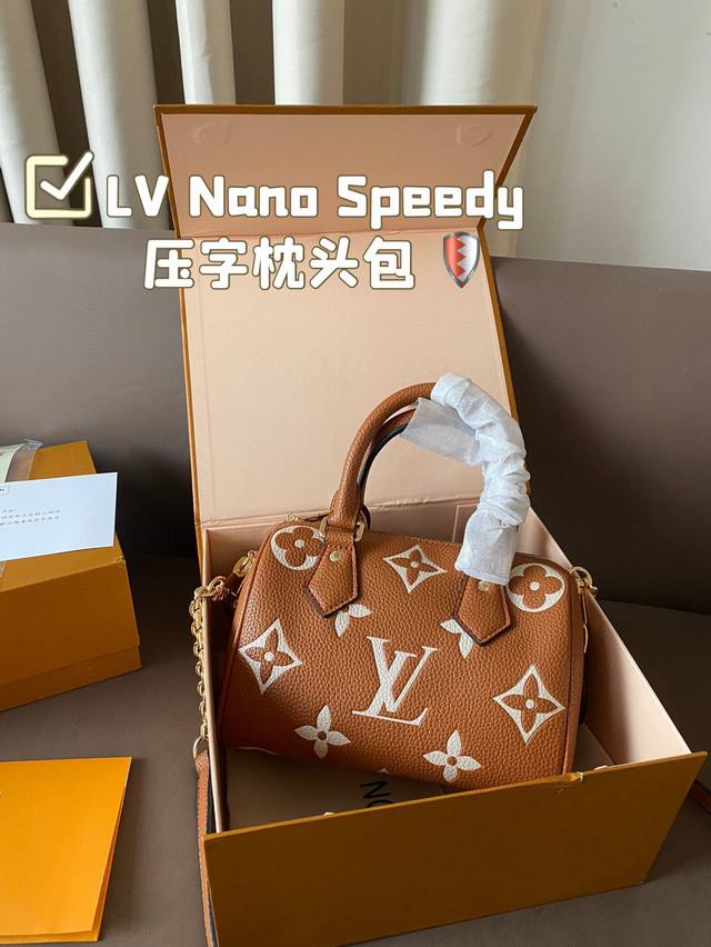 LV Nano SPeedy 压字枕头包 LV 新款系列 枕头包 手袋,全网首发 LV SPeedy nano 枕头包这款Retiro 手袋以标志性 经典永恒。