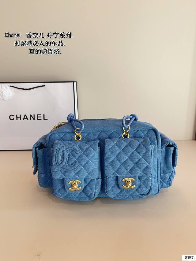 香奈儿 康鹏牛仔机车包 CHANEL 灰色牛仔多口袋菱格纹双肩 出行必备，多口袋实用性超强，牛仔耐磨耐造。上身造型感极强，百搭实用又好看，简直找不到什 么缺点的