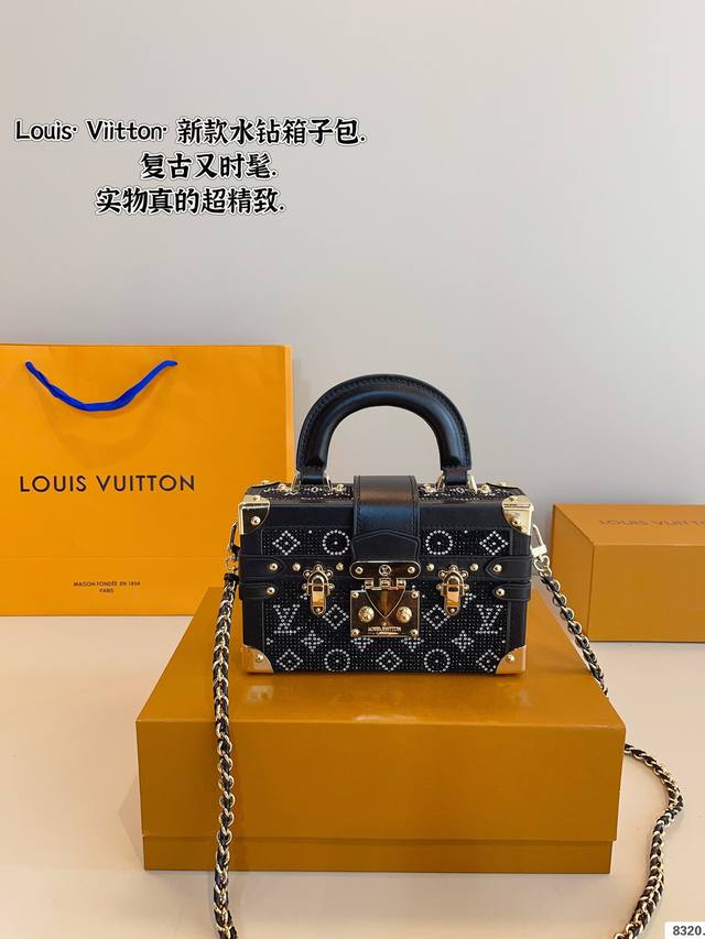 配礼盒 LV 小硬箱 CLUTCH BOX 单肩斜挎包 盒子包 HANDLE SOFT TRDNK 箱子包这款男女都可以背的一款 上身特别个性菱角分明很独特 整